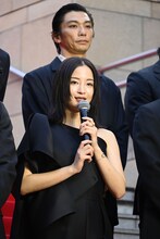 手前から広瀬すず、奥野瑛太