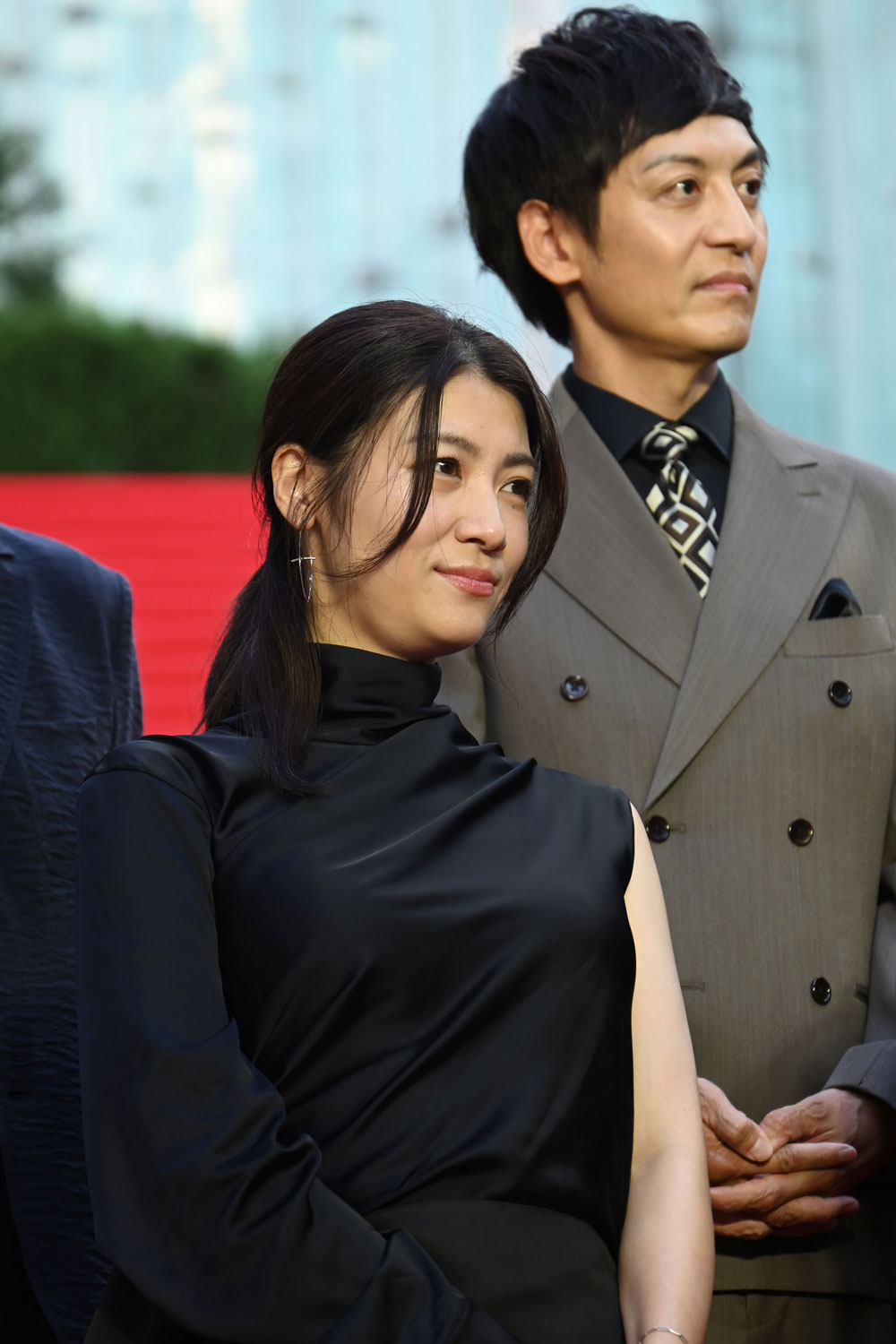 手前から瀧内公美、村田秀亮