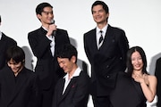 栄莉弥(後列左)のエピソードをほほえましそうに聞く共演者たち