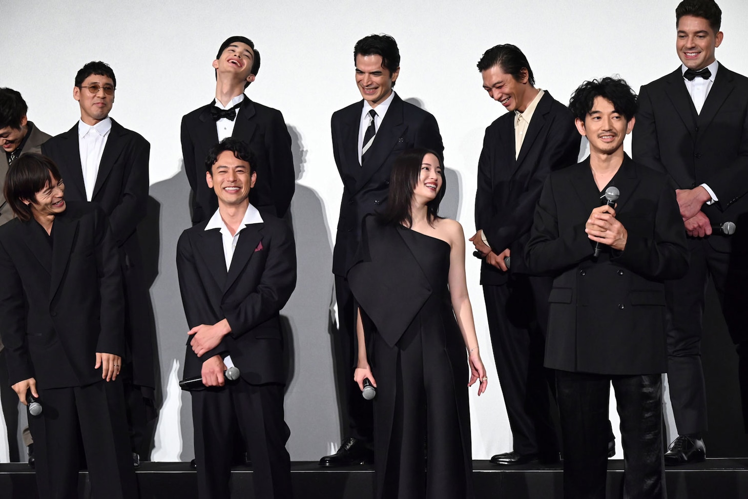 妻夫木聡（前列中央左）を「ブッキー」と呼ぶことに対して、生意気と思われていないか心配だったと明かす永山瑛太（前列右）