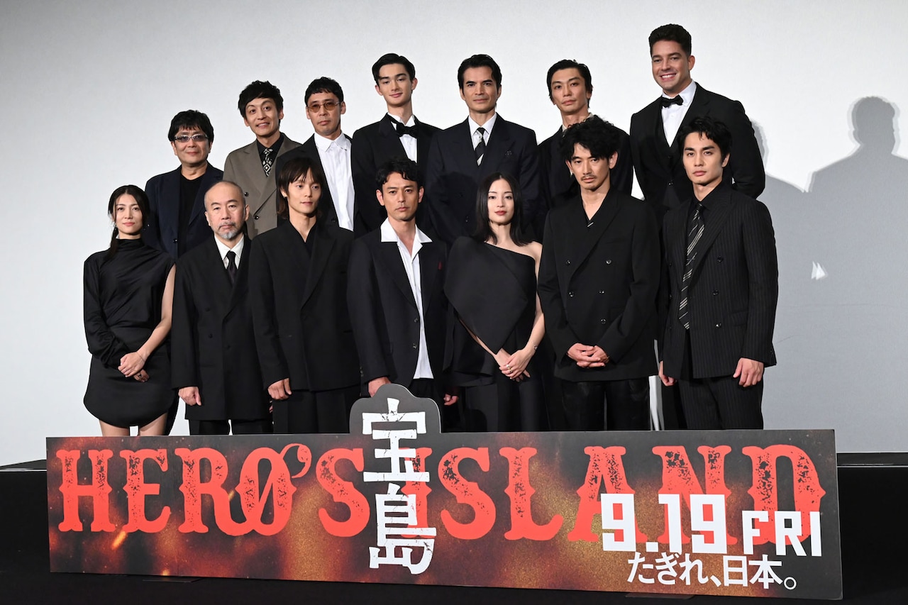 映画「宝島」東京プレミアにて、前列左から瀧内公美、塚本晋也、窪田正孝、妻夫木聡、広瀬すず、永山瑛太、中村蒼。後列左から大友啓史、村田秀亮、木幡竜、栄莉弥、尚玄、奥野瑛太、デリック・ドーバー