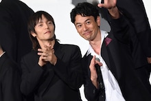 左から窪田正孝、妻夫木聡