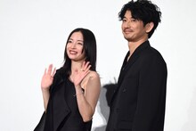 左から広瀬すず、永山瑛太