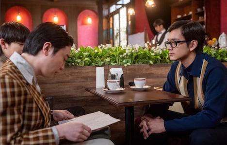 「あんぱん」より、北村匠海演じる柳井嵩（右）と大森元貴演じるいせたくや（左）