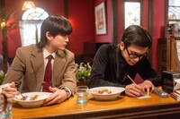 「あんぱん」より、北村匠海演じる柳井嵩（右）と高橋文哉演じる辛島健太郎（左）