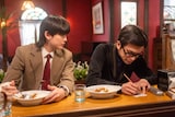 「あんぱん」より、北村匠海演じる柳井嵩(右)と高橋文哉演じる辛島健太郎(左)