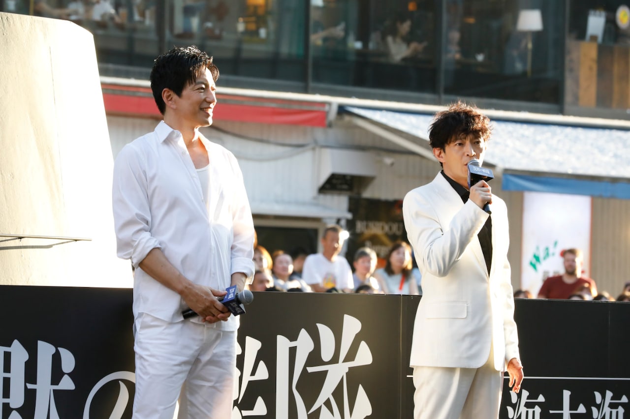 「沈黙の艦隊 北極海大海戦」船上イベントの様子。左から大沢たかお、津田健次郎