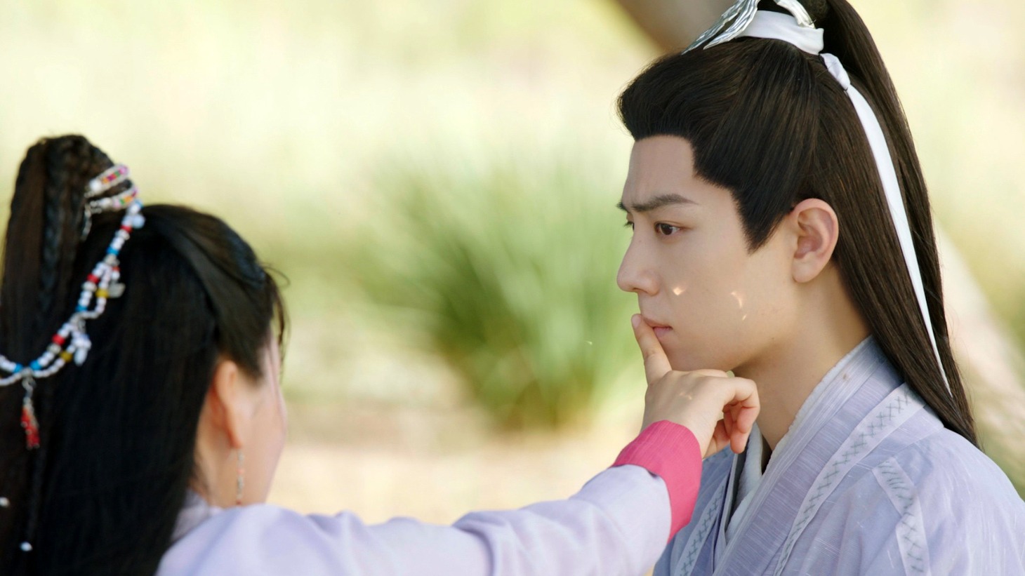 中国ドラマ「玉骨遥」より、時影（右）。演じるのは「陳情令」「狼殿下‐Fate of Love‐」などで知られるシャオ・ジャン（肖戦）