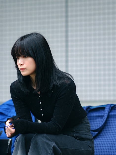 「終点のあの子」新場面写真。希代子の先輩であり美大生の瑠璃子（深川麻衣）