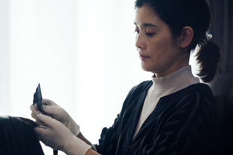 「終点のあの子」新場面写真。希代子の母であり、老舗の呉服屋を経営する美恵子（石田ひかり）