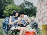 「終点のあの子」新場面写真。左から朱里（中島セナ）、卓也（新原泰佑）