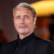 マッツ・ミケルセンが“ベッドの下の怪物”から少女を守る、「Dust Bunny」海外版予告