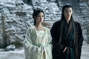 中国ドラマ「大夢帰離～明かせぬ想い、宿命の朱～」より、チェン・ドゥーリン（陳都霊）演じる文瀟（左）、ホウ・ミンハオ（侯明昊）演じる趙遠舟 / 朱厭（右）