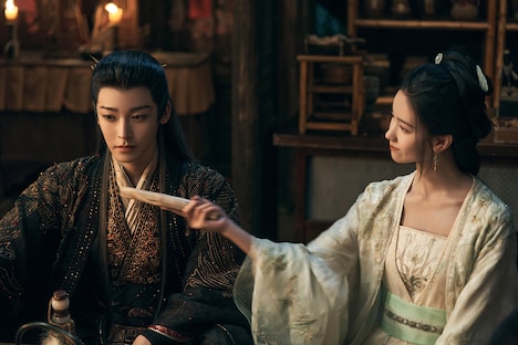 中国ドラマ「大夢帰離～明かせぬ想い、宿命の朱～」より、ホウ・ミンハオ（侯明昊）演じる趙遠舟 / 朱厭（左）とチェン・ドゥーリン（陳都霊）演じる文瀟（右）