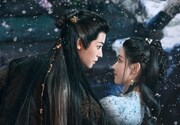 中国ドラマ「大夢帰離～明かせぬ想い、宿命の朱～」より、ホウ・ミンハオ（侯明昊）演じる趙遠舟 / 朱厭（左）とチェン・ドゥーリン（陳都霊）演じる文瀟（右）