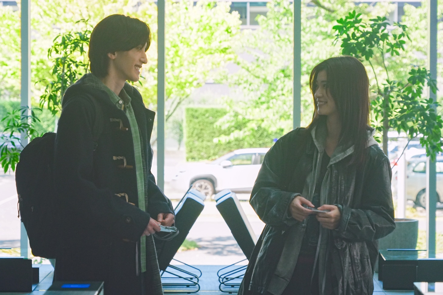映画「君が最後に遺した歌」より、道枝駿佑演じる水嶋春人（左）と生見愛瑠演じる遠坂綾音（右） ©2026『君が最後に遺した歌』製作委員会
