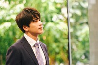 「（LOVE SONG）」場面写真。街中で見つけたカイのポスターに思いをめぐらすソウタ（森崎ウィン）