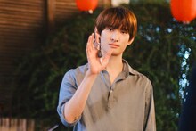 「（LOVE SONG）」場面写真。ソウタを見送り、切ない表情を見せるカイ（向井康二）