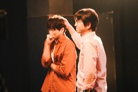 「（LOVE SONG）」場面写真。カイの歌を聴きながら号泣するソウタ（森崎ウィン）と彼に優しく寄り添う職場の先輩・ジン（及川光博）