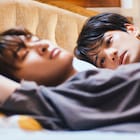 森崎ウィンが向井康二の寝顔を見つめる「(LOVE SONG)」新写真、及川光博の姿も