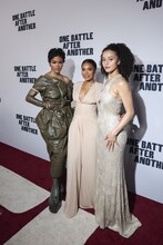 左からテヤナ・テイラー、レジーナ・ホール、チェイス・インフィニティ