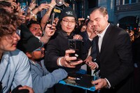 映画「ワン・バトル・アフター・アナザー」のワールドプレミアでファンとの写真撮影に応じるレオナルド・ディカプリオ（右）©David Jon