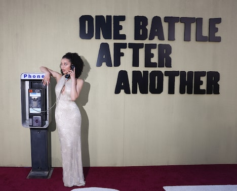 劇中に登場する公衆電話を再現したフォトスポットで撮影に応じるチェイス・インフィニティ