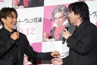 井ノ原快彦（左）の登場に驚く山田裕貴（右）