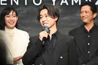 山﨑賢人（手前）