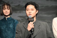 磯村勇斗（手前）