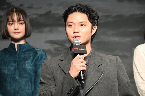 磯村勇斗（手前）