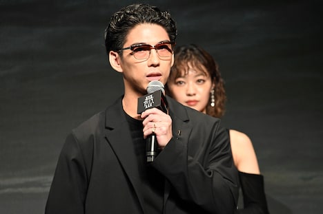 賀来賢人（手前）