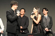 左から山﨑賢人、土屋太鳳