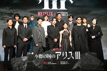 Netflixシリーズ「今際の国のアリス」シーズン3グローバルファンイベントの様子。前列左から佐藤信介、毎熊克哉、磯村勇斗、山﨑賢人、土屋太鳳、賀来賢人、三吉彩花。後列左から玄理、玉城ティナ、須藤理彩、池内博之、醍醐虎汰朗、吉柳咲良