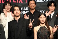 Netflixシリーズ「今際の国のアリス」シーズン3グローバルファンイベントの様子。前列左から山﨑賢人、土屋太鳳、後列左から須藤理彩、池内博之、醍醐虎汰朗