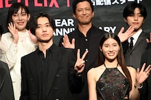Netflixシリーズ「今際の国のアリス」シーズン3グローバルファンイベントの様子。前列左から山﨑賢人、土屋太鳳、後列左から須藤理彩、池内博之、醍醐虎汰朗