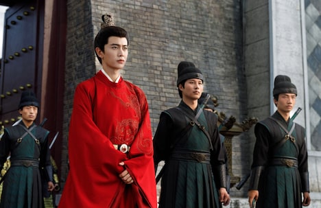 表では有能な皇帝の寵臣、裏では仮面の刺客として暗躍する衛昭 / 蕭無瑕（手前）。演じるのは中国ドラマ「美人骨」シリーズなどで知られるアレン・レン（任嘉倫）