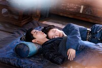 アレン・レン（任嘉倫）演じる衛昭 / 蕭無瑕（左）とリー・ランディー（李蘭迪）演じる江慈（右）