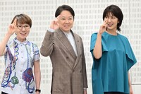 ドラマ「しあわせな結婚」内のワイドショー「ニュースホープ」のポーズを決める大石静（左）、阿部サダヲ（中央）、ポーズを盗み見る松たか子（右）