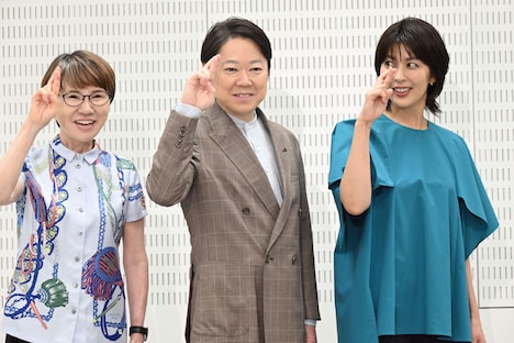 ドラマ「しあわせな結婚」内のワイドショー「ニュースホープ」のポーズを決める大石静（左）、阿部サダヲ（中央）、ポーズを盗み見る松たか子（右）