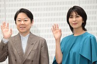 カメラに手を振る阿部サダヲ（左）、松たか子（右）