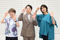 ドラマ「しあわせな結婚」内のワイドショー「ニュースホープ」のポーズをしながら手を振る大石静（左）、阿部サダヲ（中央）、松たか子（右）