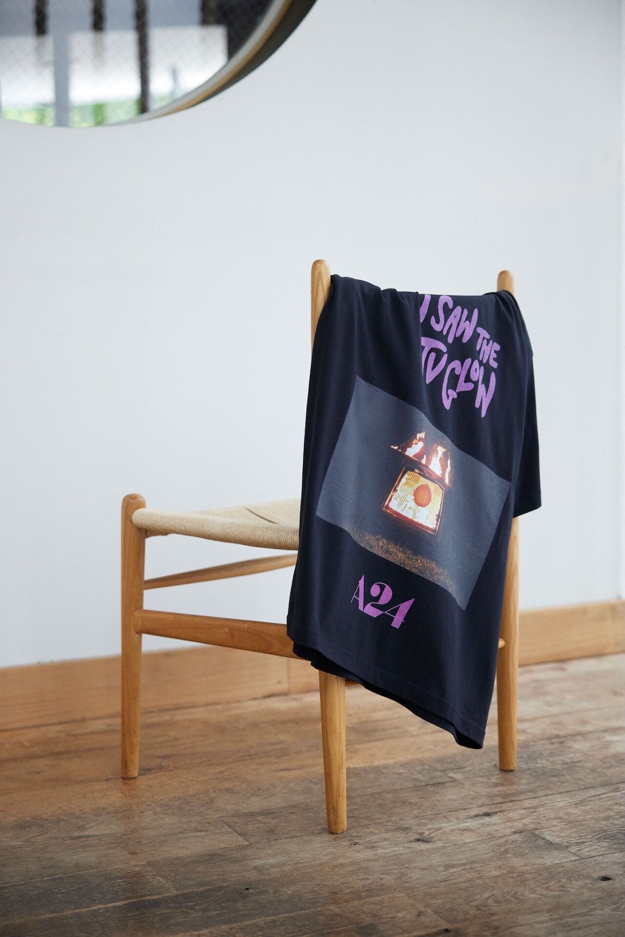 A24「テレビの中に入りたい」劇中シーンをデザインしたbonjour