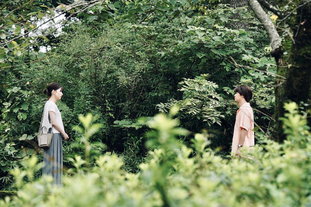 映画「君の顔では泣けない」より、芳根京子演じる入れ替わったあとの陸（左）と髙橋海人演じる入れ替わったあとのまなみ（右）