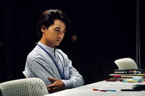 映画「君の顔では泣けない」より、髙橋海人演じる入れ替わったあとのまなみ