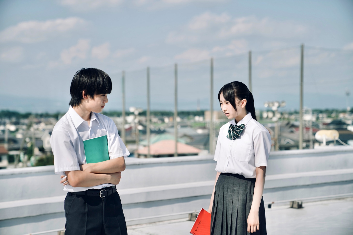 映画「君の顔では泣けない」より、入れ替わった直後で戸惑う高校時代の陸とまなみ