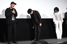 撮影中オフの日はなかった真利子哲也（左）に頭を下げる西島秀俊（中央）とグイ・ルンメイ（桂綸鎂 / 右）