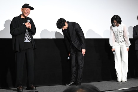 撮影中オフの日はなかった真利子哲也（左）に頭を下げる西島秀俊（中央）とグイ・ルンメイ（桂綸鎂 / 右）