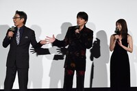 左から生瀬勝久、福山雅治、有村架純