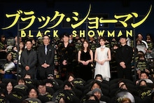 「ブラック・ショーマン」初日舞台挨拶の様子。左から伊藤淳史、生瀬勝久、福山雅治、有村架純、岡崎紗絵、田中亮